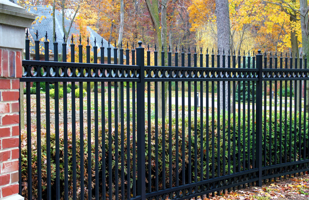 Choosing Between Vinyl Fencing and Aluminum Fencing